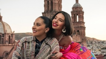 Aneliz Álvarez y Ángela Aguilar.