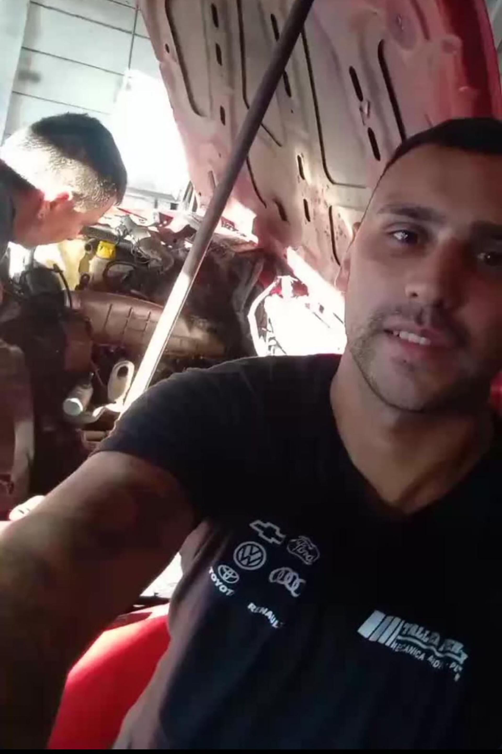 Fernando Benvenutti en medio de su trabajo en el taller de autos