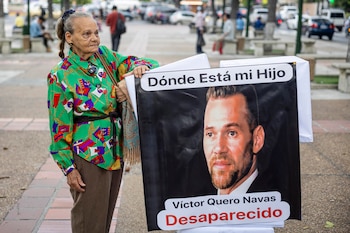 La madre de Víctor Hugo Quero Navas denunció el paradero desconocido de su hijo el pasado 5 de mayo en Caracas (EFE/Miguel Gutiérrez)