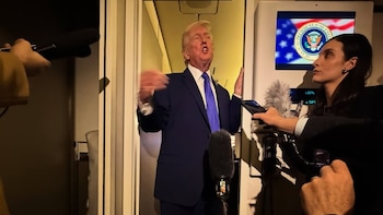 Ella es Alejandra Jaramillo, la periodista colombiana de CNN que cubre a Donald Trump desde la campaña de 2024 y quedó vetada por la Casa Blanca