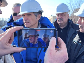 Rafael Grossi dialoga durante su
