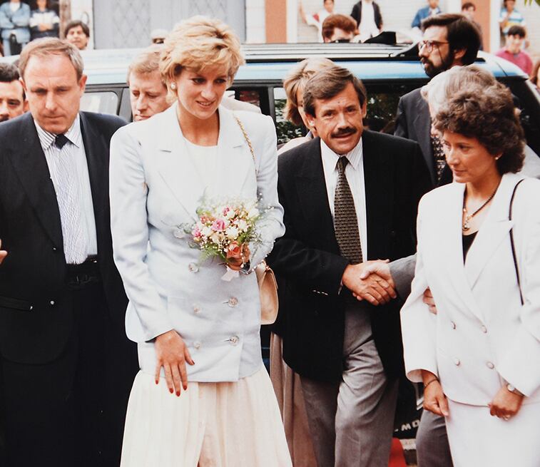 Lady Di recibió un bouquet de flores de manos de Olga Vitali, la esposa del entonces intendente de Gaiman, Raúl Mac Burney
