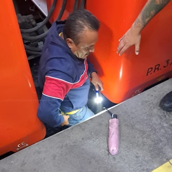 Trabajadores del STC Metro sacando los objetos en las vías. Crédito: X - @AdrianRubalcava