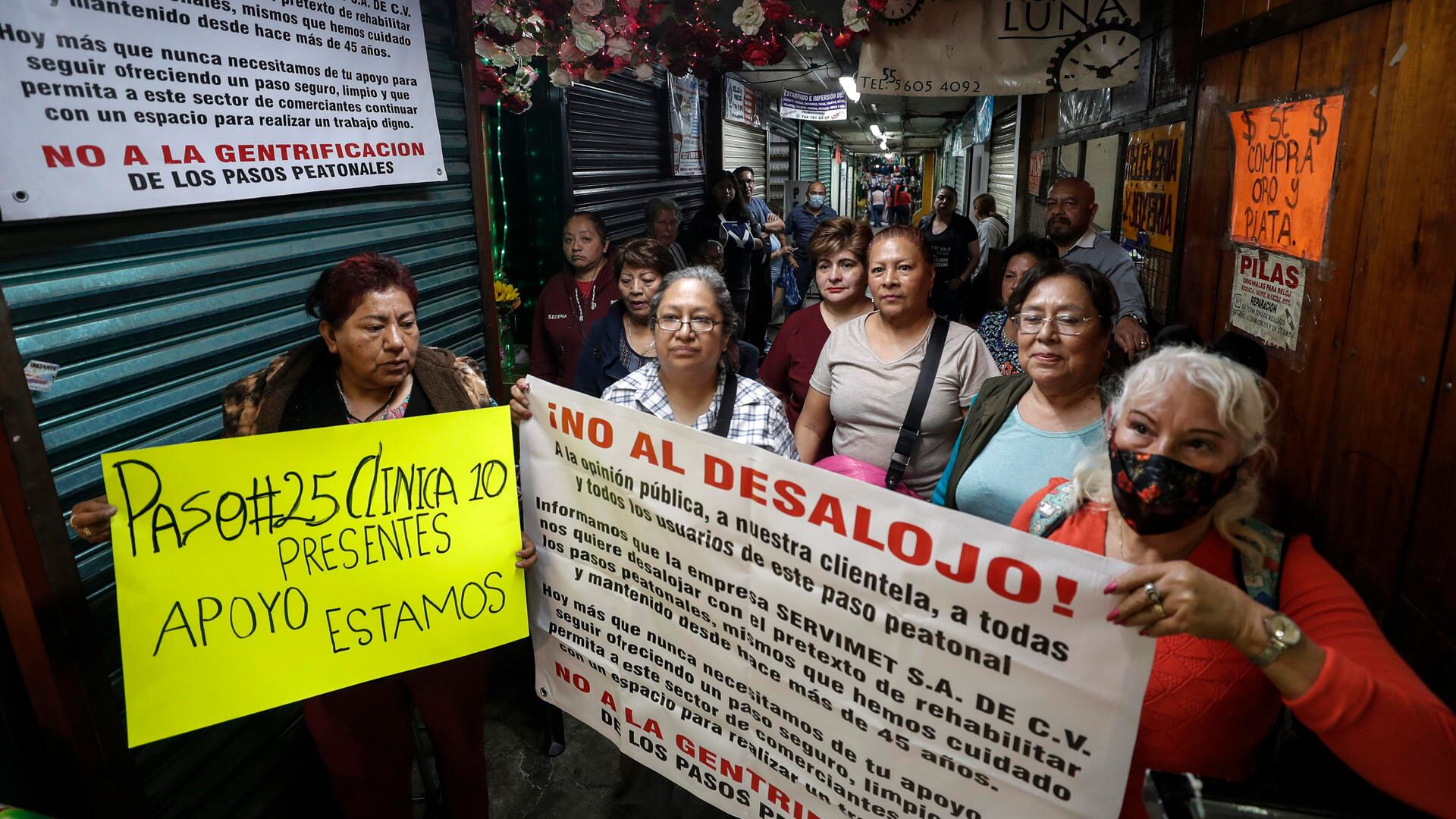 La remodelación de más de diez pasos a desnivel genera preocupación, ante la falta de claridad sobre la reubicación de los locatarios afectados. EFE/ Isaac Esquivel