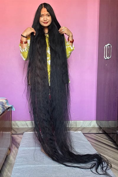 La youtuber de India decidió no cortarse el pelo desde 2015 y esa elección la llevó al primer lugar de la categoría (Créditos: Récord Guinness)