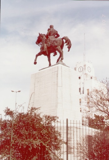 Vista posterior del monumento. El