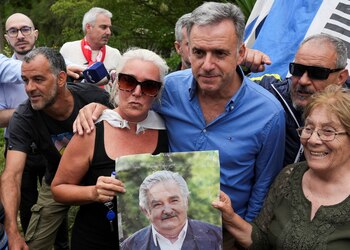 Yamandú Orsi junto a simpatizantes tras visitar a José "Pepe" Mujica este lunes (REUTERS/Mariana Greif)