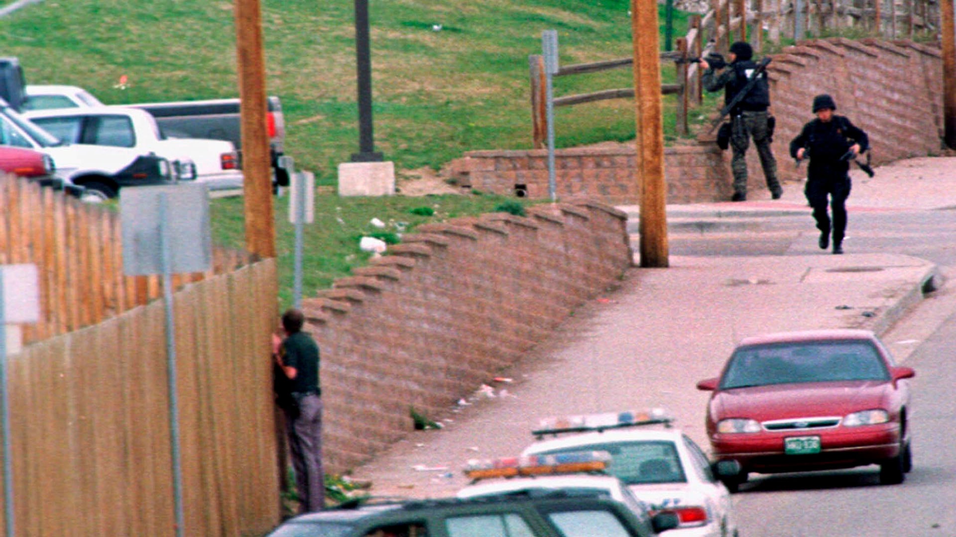 Los estudiantes encerrados en la biblioteca dijeron haber escuchado a los asesinos admitir que ya no hallaban emoción en disparar a sus víctimas. A Klebold le oyeron decir: “Tal vez deberíamos empezar a acuchillar a la gente” (AP/David Zalubowski)