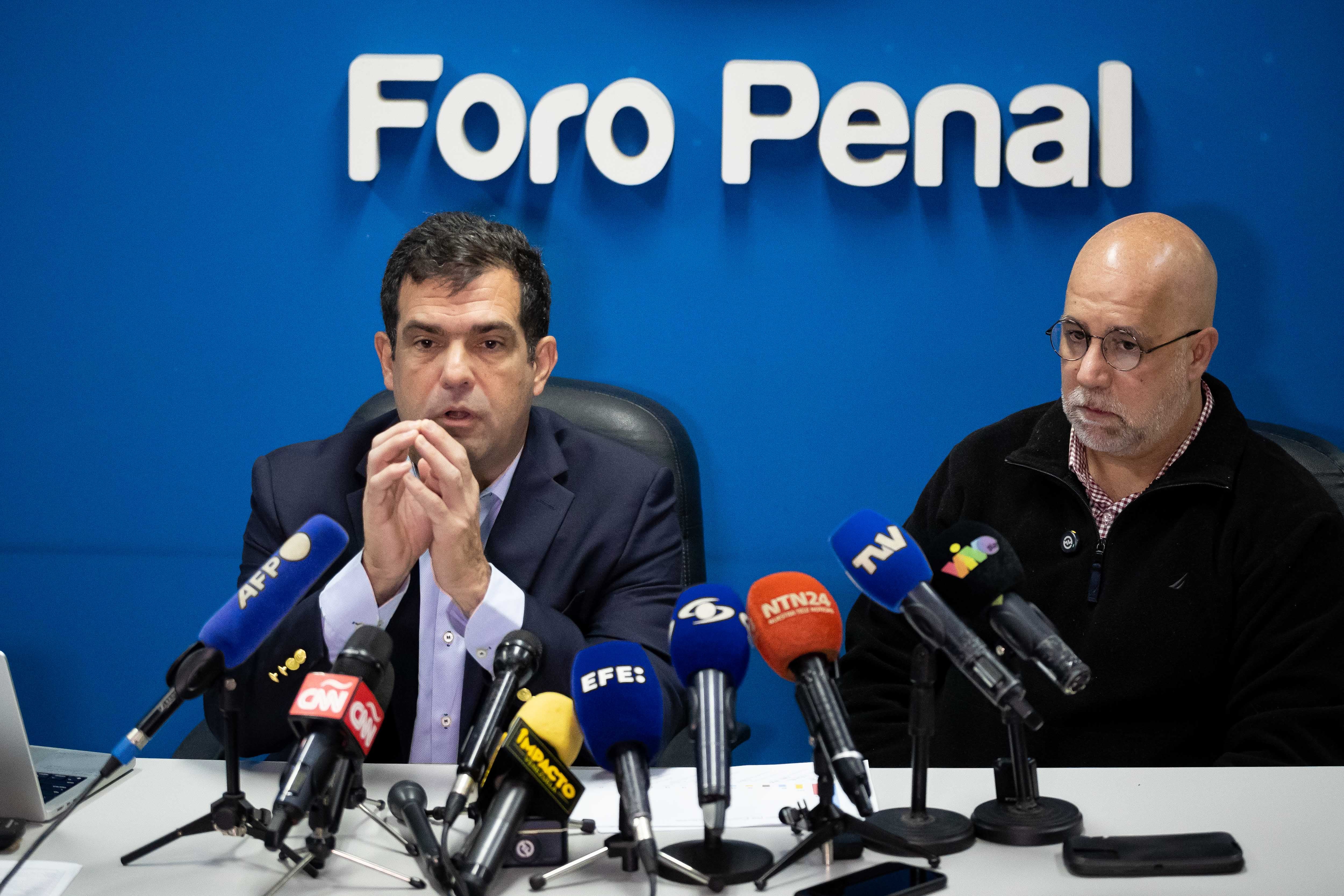 Alfredo Romero (izq.), presidente del Foro Penal, y Gonzalo Himiob (der.), vicepresidente de la ONG, durante una rueda de prensa en Caracas, el 14 de noviembre. La organización es una de las principales fuentes independientes sobre presos políticos en Venezuela (EFE/Ronald Peña)