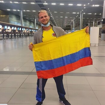 Dominic Fabián Wolf posa con