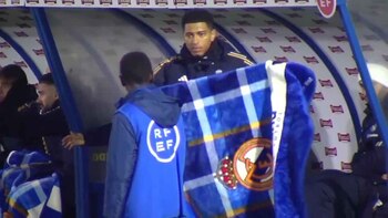 Jude Bellingham ofrece su manta