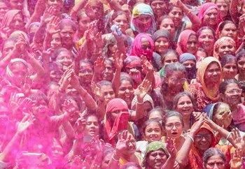 Devotos hindúes rezan mientras son
