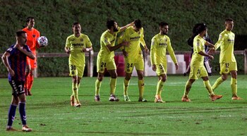 El delantero del Villarreal Fernando Niño (4-d) celebra con su compañeros tras marcar el segundo gol ante el Leioa, durante el partido de Copa del Rey que disputan esta noche en el estadio Sarriena. EFE/Miguel Toña