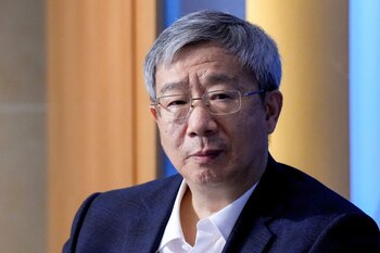 FOTO DE ARCHIVO: El ex gobernador del Banco Popular de China, Yi Gang, en un encuentro con los medios de comunicación en el Instituto Peterson de Economía Internacional (PIIE), en Washington el 15 de abril de 2023 (Reuters)