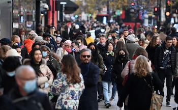 Decenas de personas transitan por