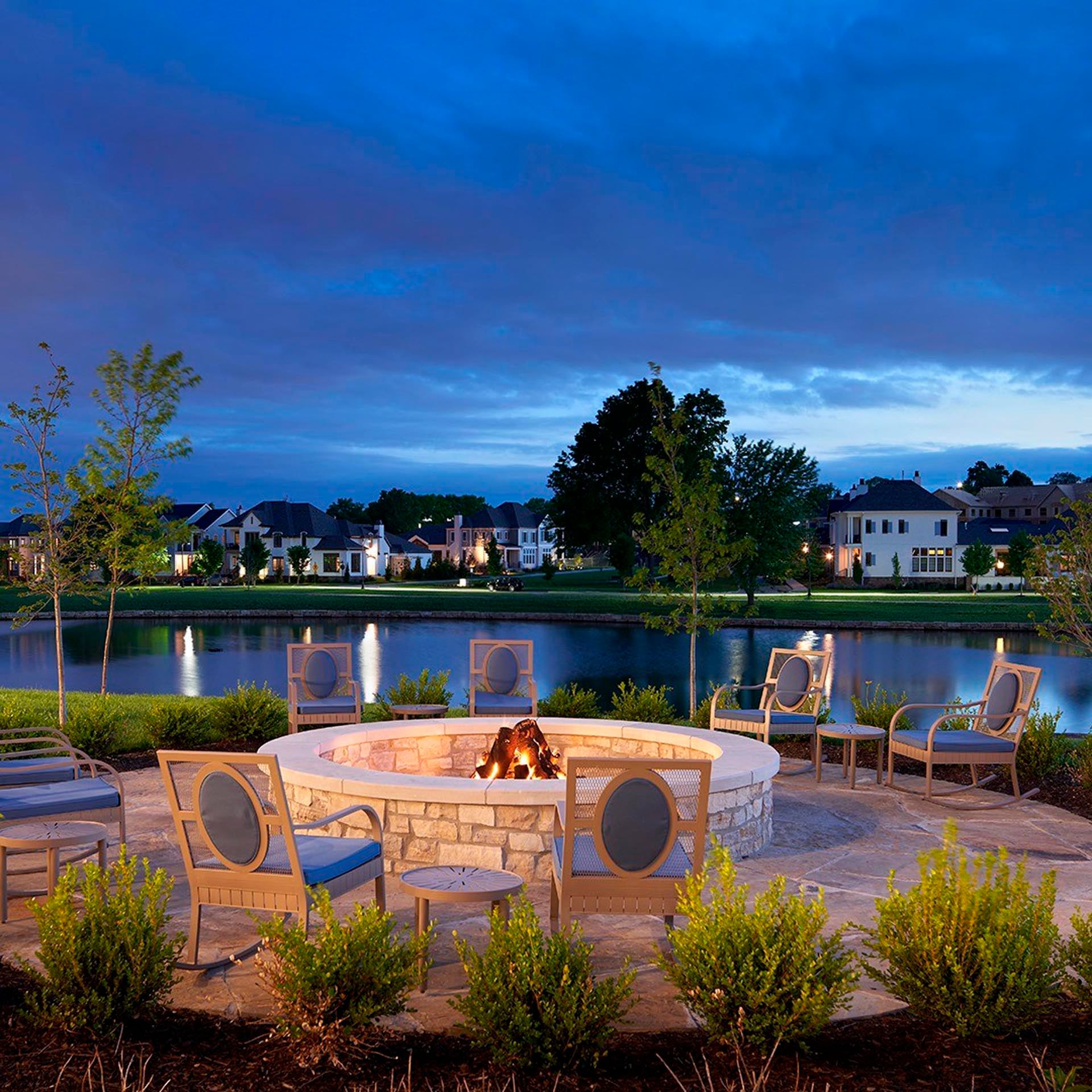 Una acogedora hoguera con asientos confortables junto al lago en The Inn at Meadowbrook Hotel, el lugar elegido para la concentración de Inglaterra para el Mundial 2026.