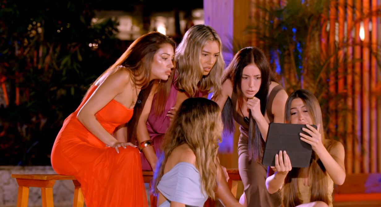 Las cinco participantes que han llegado al programa de Telecinco ven las primeras imágenes de sus parejas en el 'reality'. / Captura de pantalla
