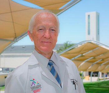 El encargado de dirigir la operación fue el doctor Leonard Lee Bailey, un cirujano cardiovascular que había investigado la posibilidad de los xenotrasplantes durante años