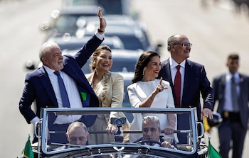 El presidente electo de Brasil, Luiz Inácio Lula da Silva, y su esposa Rosangela "Janja" da Silva, saludan a sus seguidores acompañados por el vicepresidente electo de Brasil, Geraldo Alckmin, y su esposa Maria Lucia Ribeiro Alckmin, el día de la ceremonia de investidura de Lula, en Brasilia, Brasil, 1 de enero de 2023. REUTERS/Ueslei Marcelino
