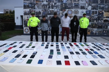 Un operativo de la Policía Nacional y la Dijín terminó con la captura de cuatro miembros del grupo 'Los Liberadores' y la incautación de 380 celulares - crédito Secretaría de Seguridad