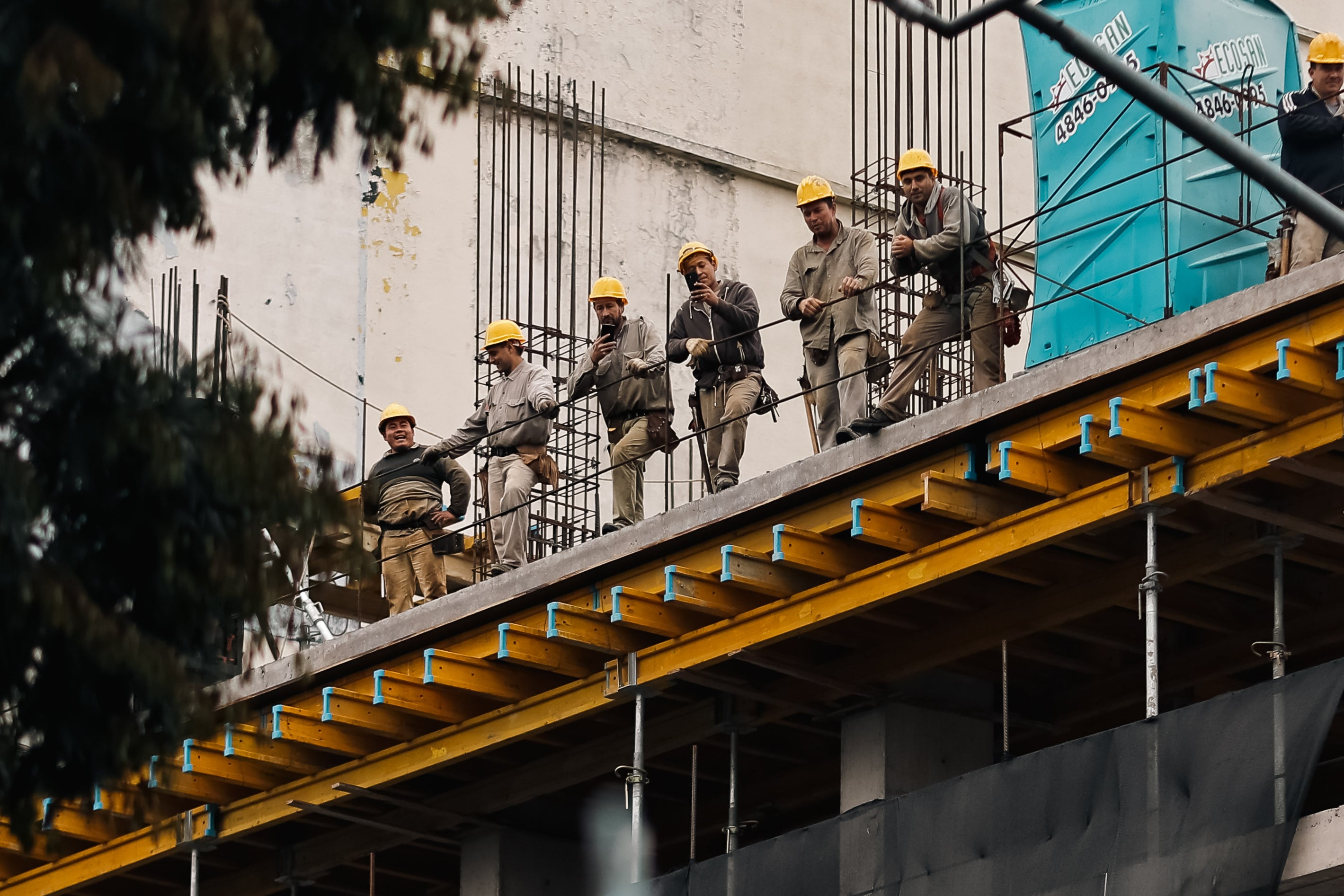 Fotografía de archivo en donde obreros descansan en una obra de construcción el 7 de mayo de 2024 en Buenos Aires (Argentina). EFE/Juan Ignacio Roncoroni