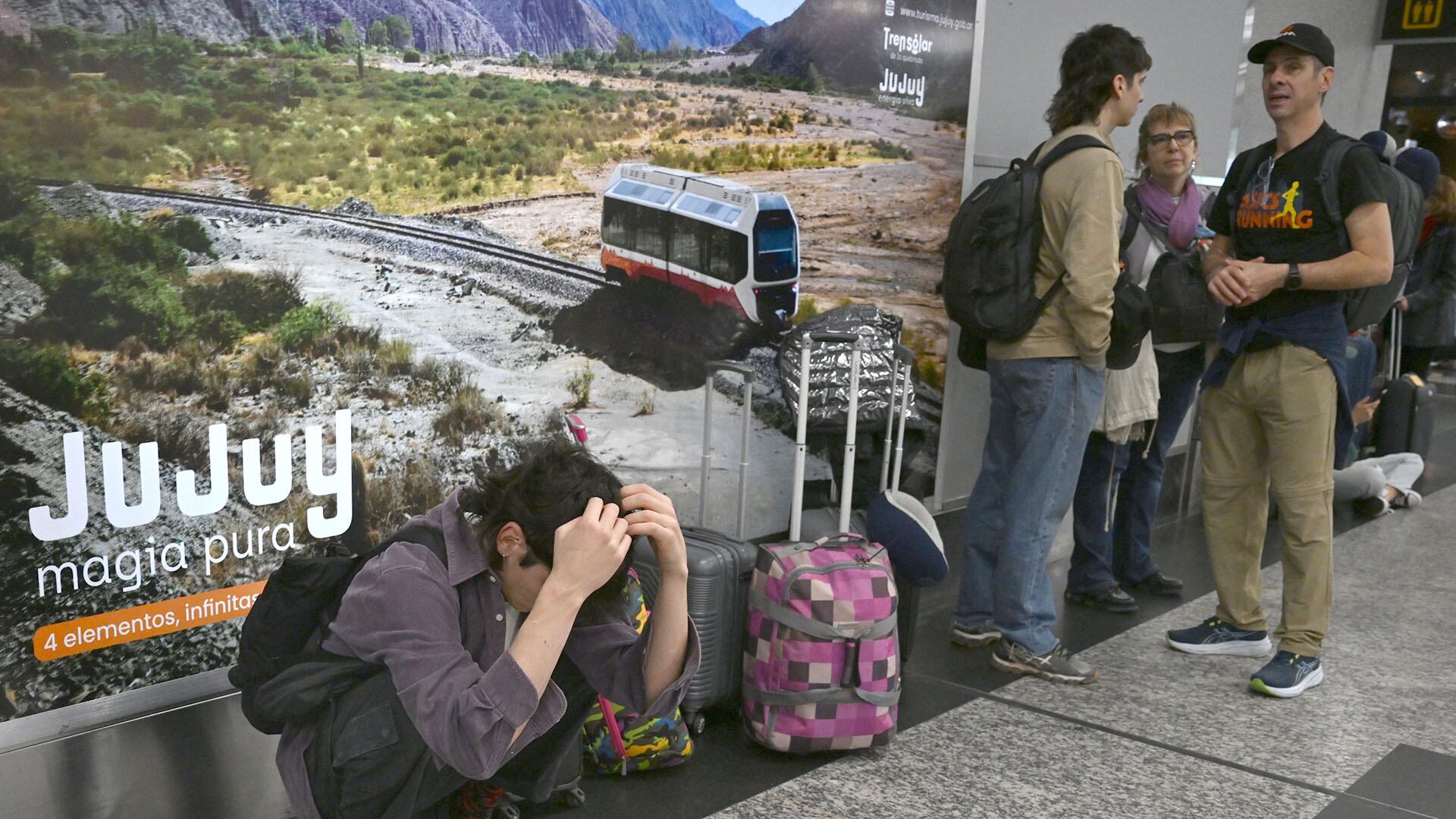 Controladores y técnicos de Atepsa en asamblea durante una de las jornadas de paro en la terminal de cargas de Ezeiza (Maximiliano Luna)