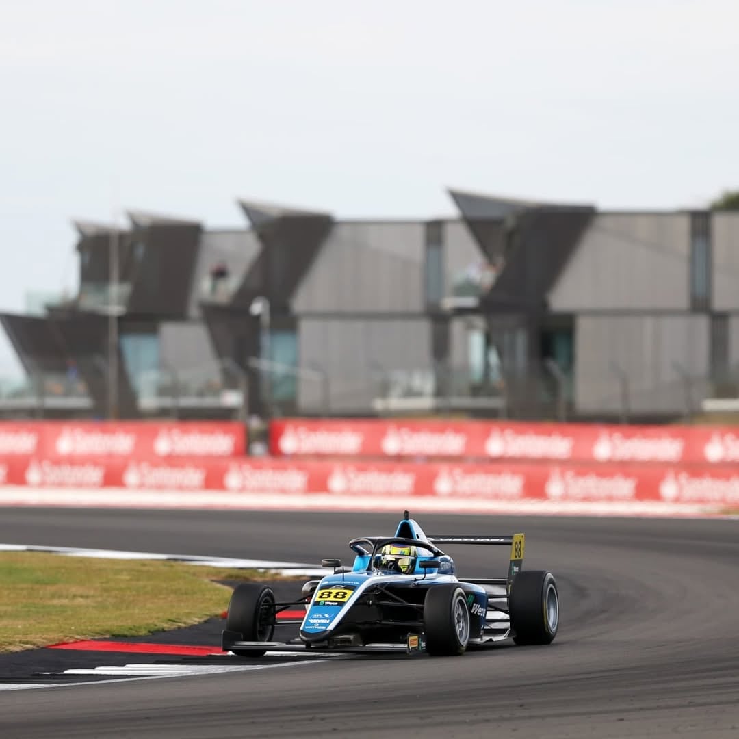 Salim Hanna tuvo su primera victoria en la Fórmula 4 Británica en el circuito de Thruxton, en junio pasado - crédito @salimhanna88/Instagram