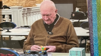 Un hombre de 95 años se convirtió en el competidor de cubo Rubik más longevo del mundo en Nueva York