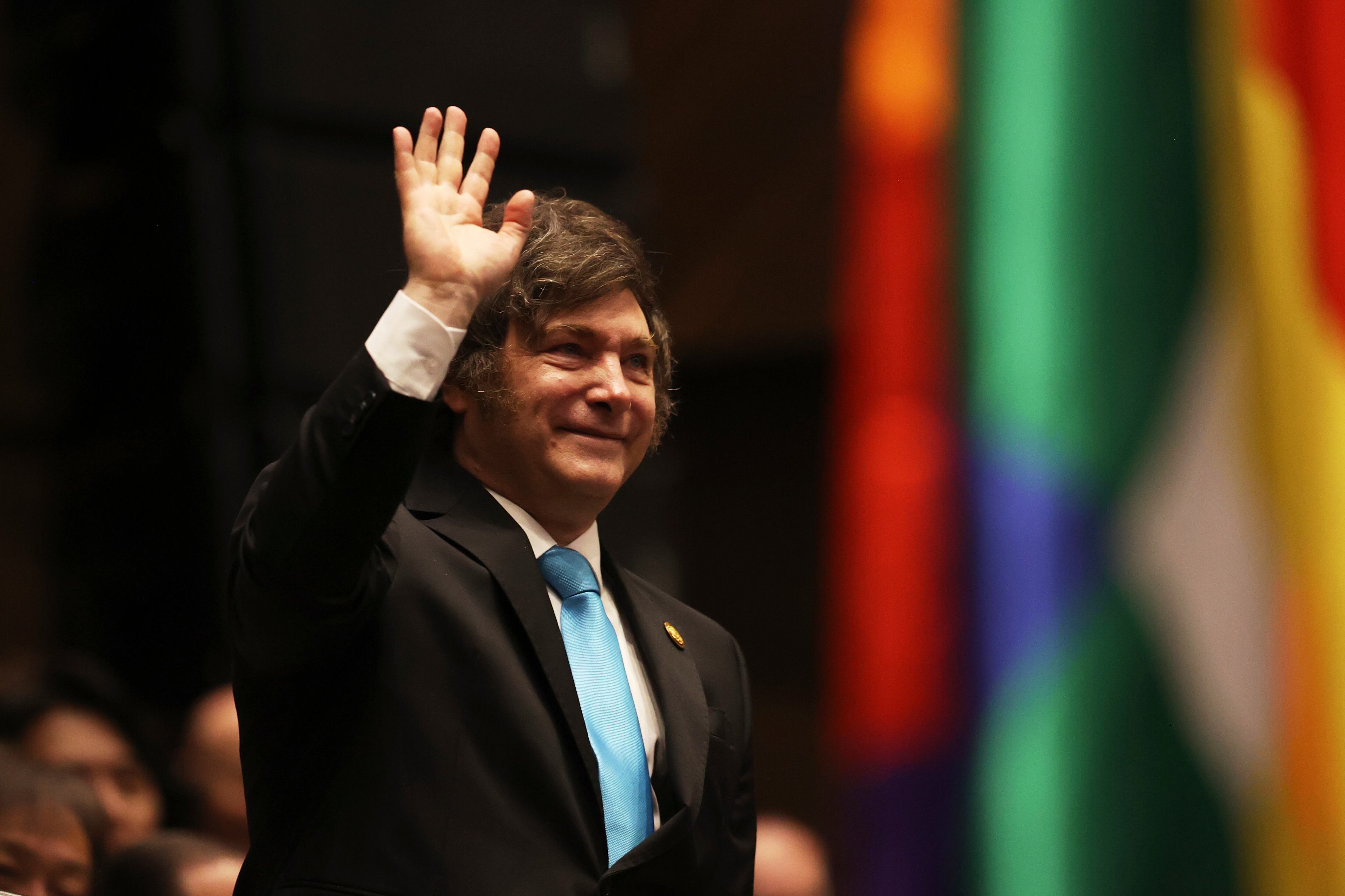 El presidente argentino Javier Milei saluda durante la ceremonia de juramentación del presidente boliviano Rodrigo Paz en La Paz, Bolivia, el sábado 8 de noviembre de 2025. (Luis Gandarillas/Pool Photo vía AP)