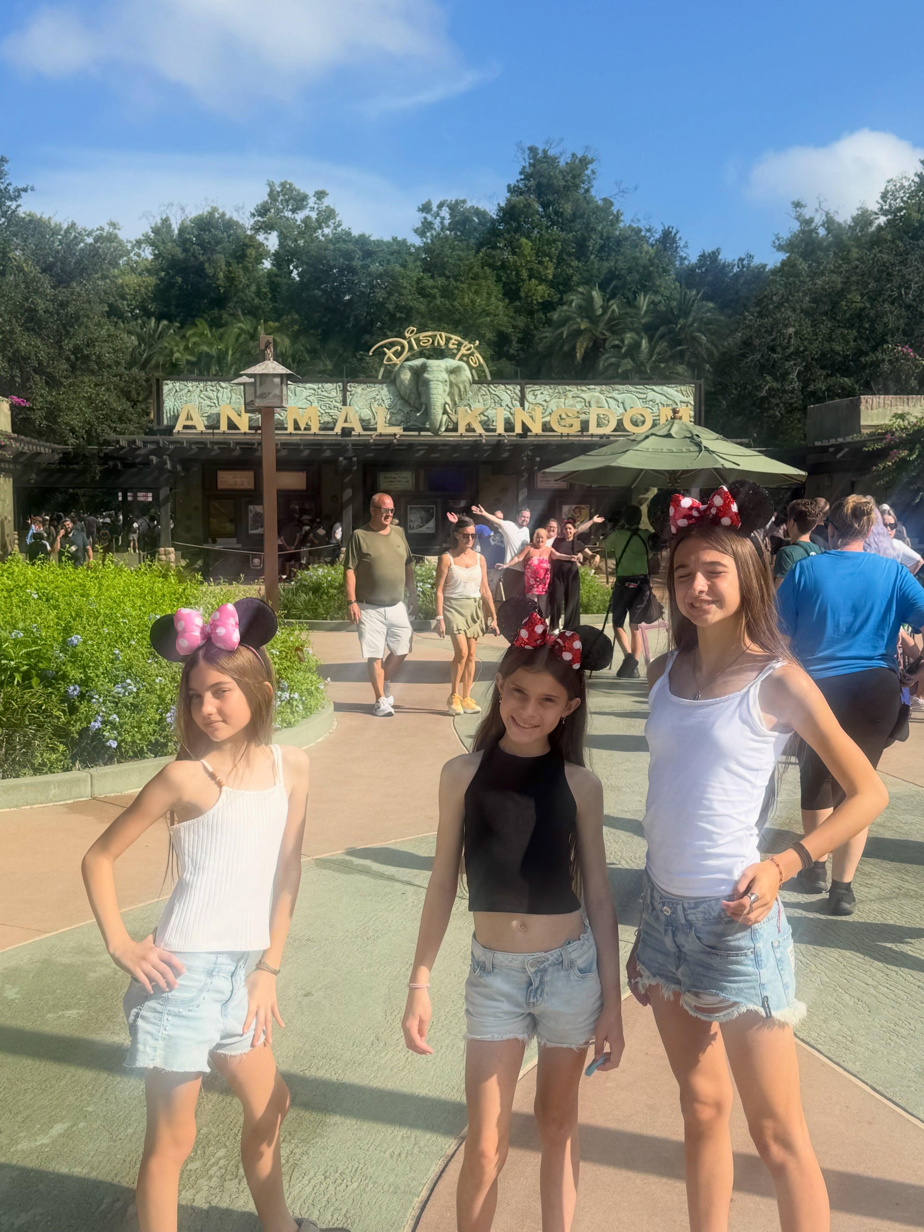 La hija de Figueiras, Suri, junto a las de Cvitanich, en la entrada de Animal Kingdom