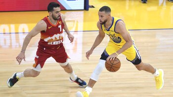 Campazzo contra Stephen Curry, uno
