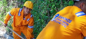 Personal técnico y maquinaria trabajando