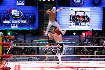 Místico hizo pareja con Averno para acabar con las parejas que buscaban esterilizar el 93 aniversario del CMLL. (Foto: Óscar Reyes)