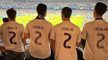 Enrique Riquelme acude al Santiago Bernabéu con la camiseta de Dani Carvajal: “Se vienen dos semanas interesantes”