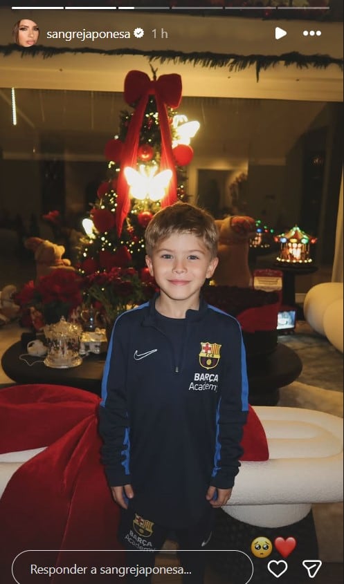 Amancio Vicuña, hijo menor de la China Suárez, posó para su mamá con el equipo del Barcelona, en el living navideño de su casa en Turquía (Instagram)