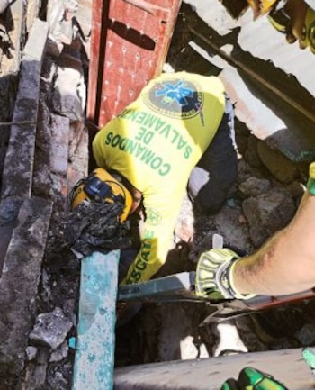 Comandos de Salvamento recuperaron el cuerpo de Víctor Manuel Pérez, de 52 años, tras el colapso de un muro en la Avenida Cuscatlán el pasado 1 de junio (Cortesía Cruz Verde Salvadoreña).