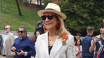 La infanta Elena rinde homenaje a España con su complemento más patriótico en el Día de la Hispanidad
