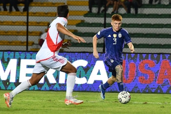 Valentín Barco con el balón. La selección argentina Sub 23 se enfrenta a Perú en el Preolímpico (@Argentina)