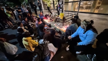 Los seguidores del cantante permanecieron