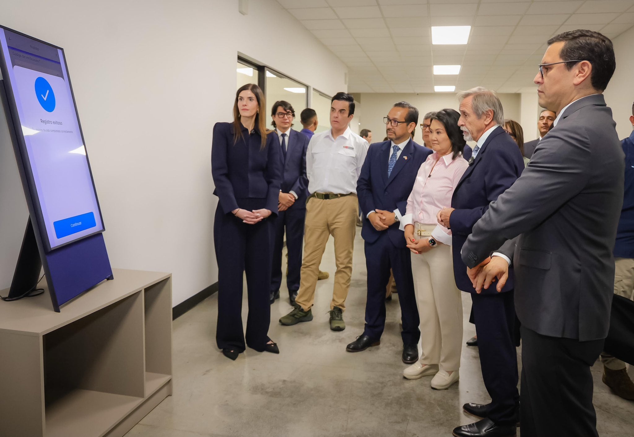 La mandataria peruana Keiko Fujimori examina una pantalla de registro del sistema público de salud Doctor SV en El Salvador (Cortesía: Secretaría de Prensa).