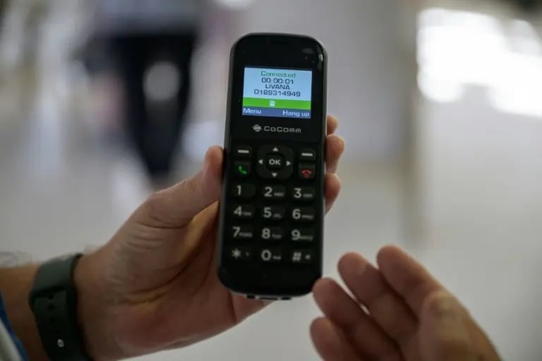 Un teléfono de comunicación adaptado facilita el seguimiento y la asistencia remota a personas con demencia y otras enfermedades neurodegenerativas (AFP)