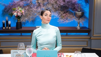 Minimalista y con un guiño al Martín Fierro: el look de Juana Viale para su programa del domingo