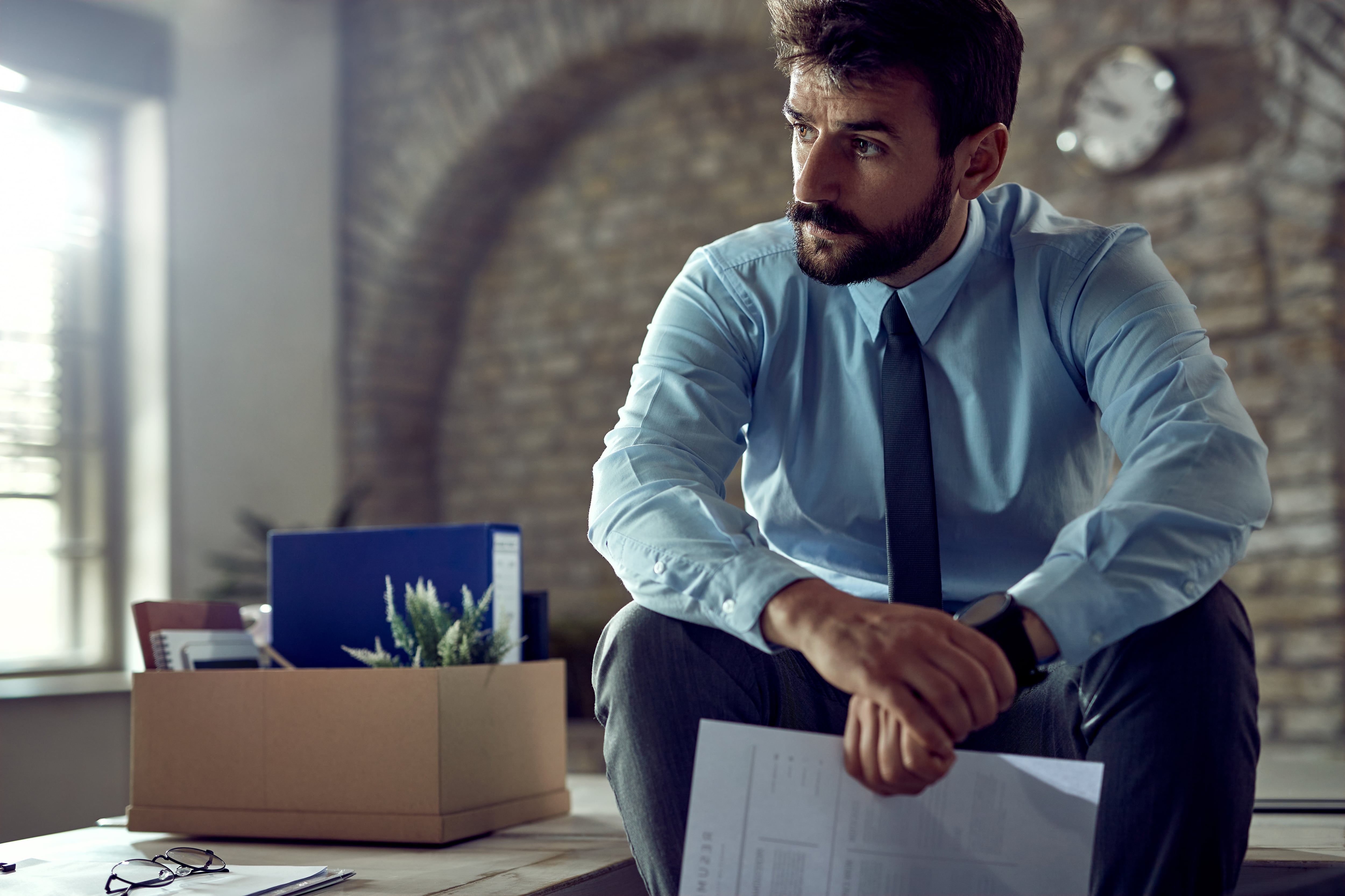 Renunciar al trabajo actual provoca miedo a perder estabilidad económica y vínculos, dificultando el cambio profesional (Imagen Ilustrativa Infobae)