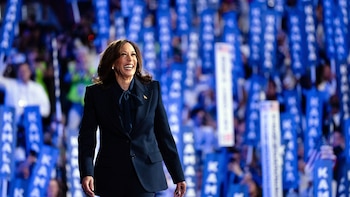 Kamala Harris se viste para