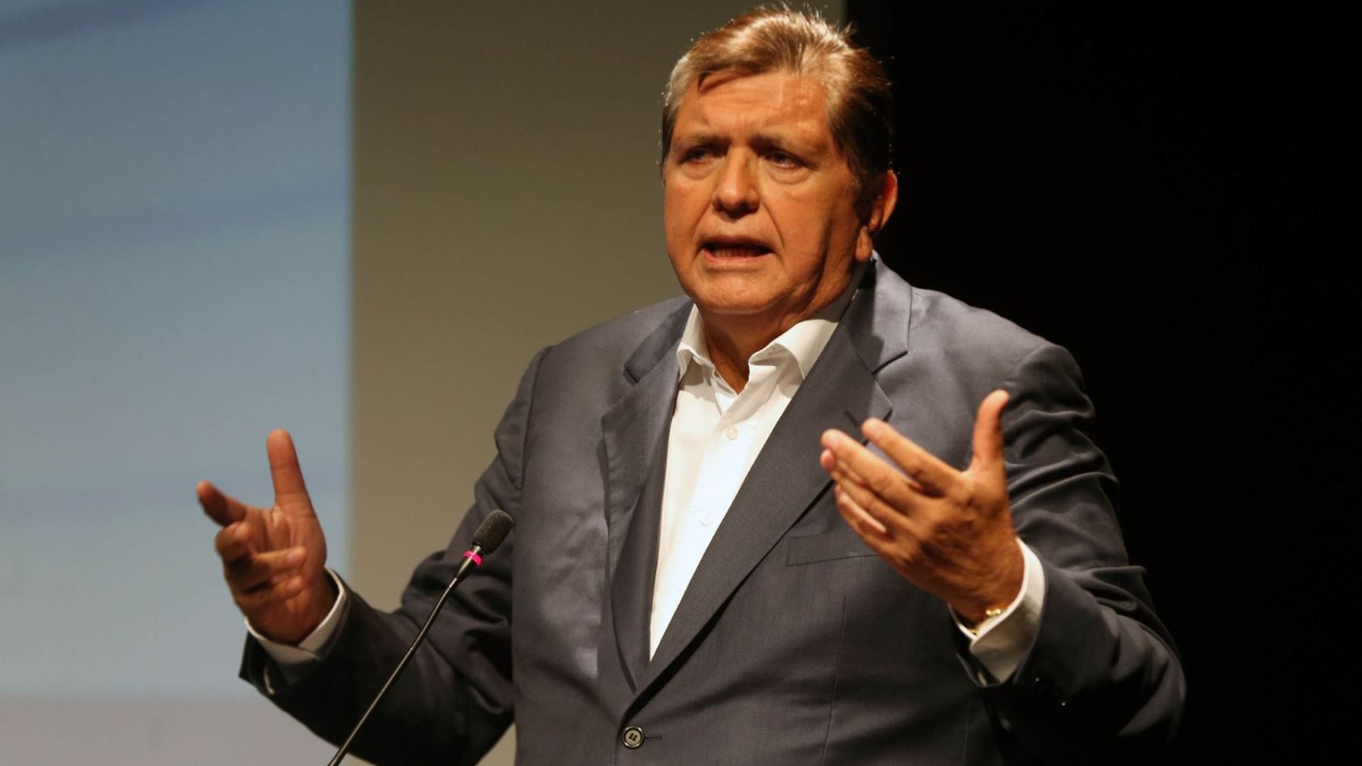 Con Alan García, el Apra tocó el poder en dos ocasiones. Pero entre logros y crisis, su legado quedó marcado por la contradicción entre ideales fundacionales y realidades políticas. (Andina)