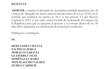 Texto impreso en negro sobre fondo blanco con un fallo judicial y una lista de apellidos de magistrados al pie de la página