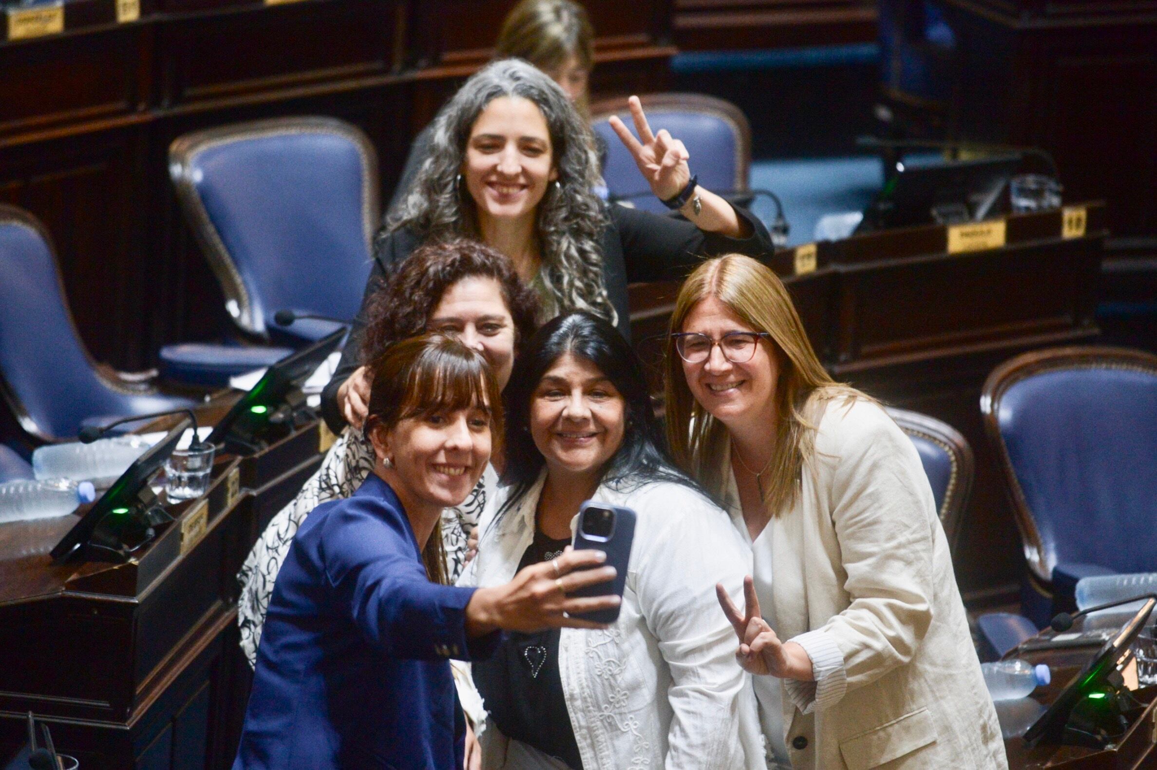 Diputadas del bloque de Unión por la Patria antes de la sesión (AG La Plata)