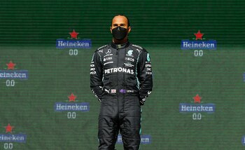 Lewis Hamilton arriba del podio