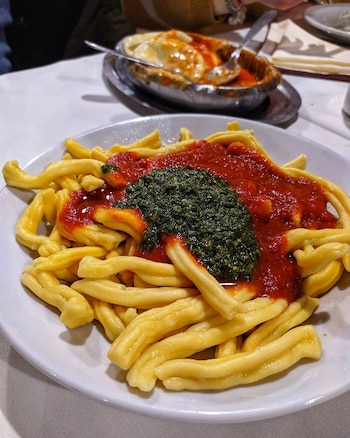 La cantina escondida en Chacarita donde la pizza cuenta como entrada (@licenciaparacomer)