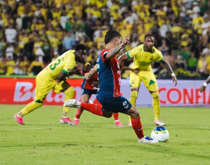 El momento exacto en el que Juan Fernando Quintero está apunto de patear el penal para regresar al gol con el Independiente Medellín - crédito @dimoficial/Instagram